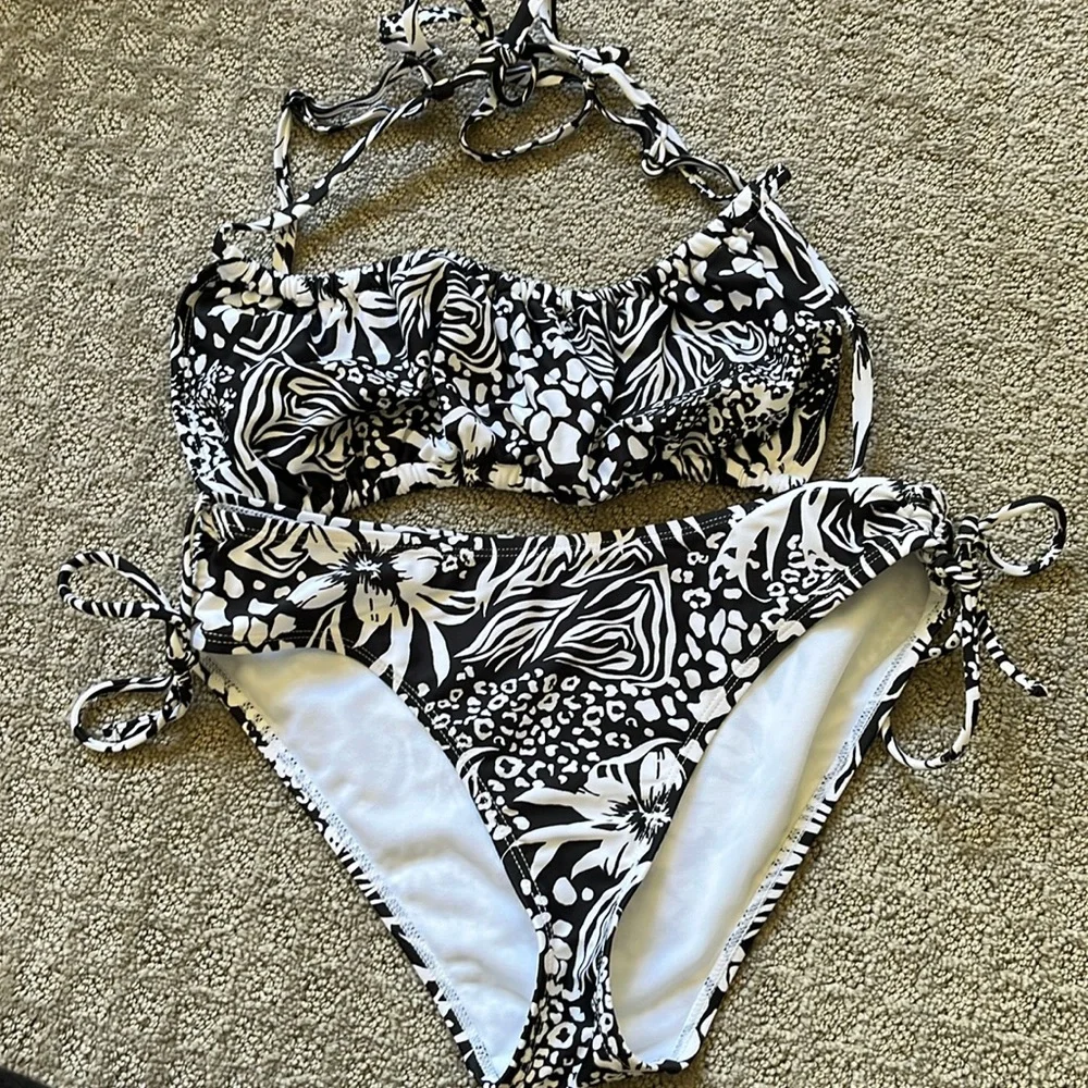 Bikini - Picture 1 of 7